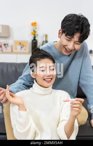 Ein glückliches junges Paar bereitet sich auf die Schwangerschaft vor Stockfoto