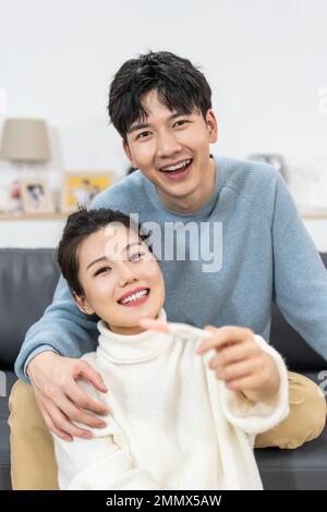 Ein glückliches junges Paar bereitet sich auf die Schwangerschaft vor Stockfoto