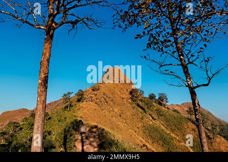 Blick auf die Messerkante Klettern Sie auf Khao Chang Phueak, Thong Pha Phum Nationalpark, Kanchanaburi, Thailand Stockfoto