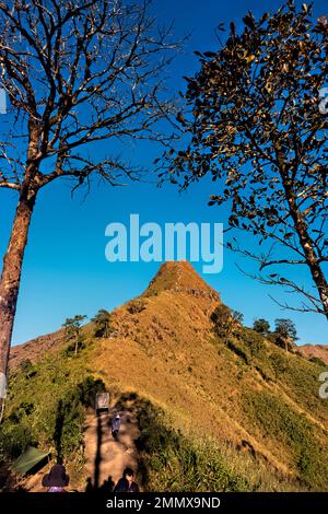 Blick auf die Messerkante Klettern Sie auf Khao Chang Phueak, Thong Pha Phum Nationalpark, Kanchanaburi, Thailand Stockfoto