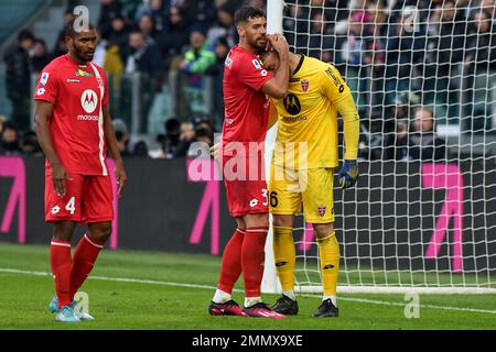 Pablo Mari von AC Monza begrüßt Michele Di Gregorio während des Fußballspiels der Serie A zwischen dem FC Juventus und dem FC Monza im Stadion Juventus in Torino (IT Stockfoto