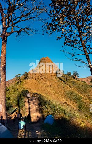 Blick auf die Messerkante Klettern Sie auf Khao Chang Phueak, Thong Pha Phum Nationalpark, Kanchanaburi, Thailand Stockfoto