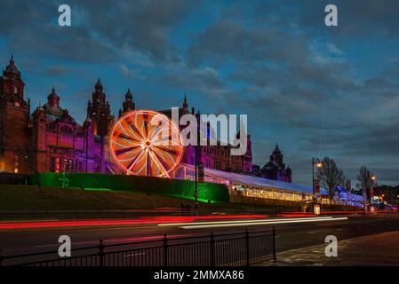 Christmas Elfingrove Skating und Finfair Attraktion am Eingang zur Kelvingrove Art Gallery und Museum. Stockfoto