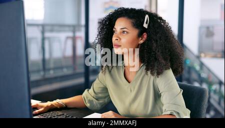 Computer, Anfänger oder glückliche schwarze Programmiererin für Cybersicherheit, App-Codierung oder digitalen Kalender im Büro. Hacker, Techniker oder Mitarbeiter mit pc Stockfoto