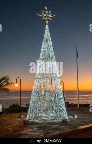Weihnachtsbaum am Strand bei Sonnenuntergang in Puerto del Carmen Lanzarote Stockfoto