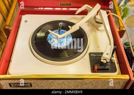 Schallplatte 45 auf Plattenspieler eines klassischen Dansette-Plattenspielers. Stockfoto