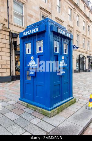 Die traditionelle ikonische Police Box wurde als Kiosk für Waffeln in Merchant City, Glasgow, Schottland umfunktioniert. Stockfoto