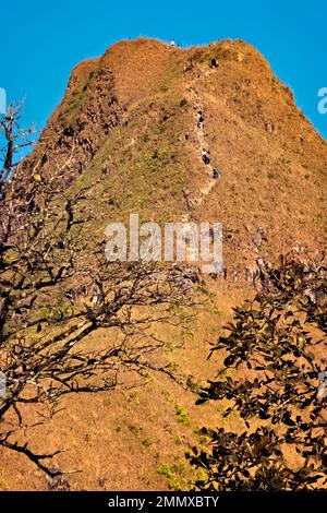 Blick auf die Messerkante Klettern Sie auf Khao Chang Phueak, Thong Pha Phum Nationalpark, Kanchanaburi, Thailand Stockfoto