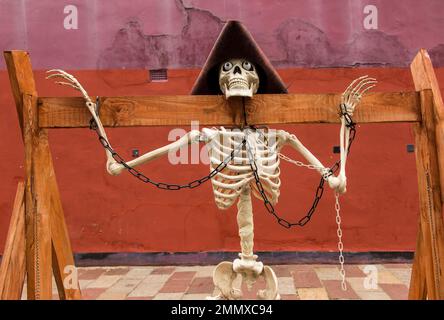 Lustiger Skelettpirat, der vor dem Antiquitätenladen auf dem Barras Market, Glasgow, Schottland, hängt. Stockfoto