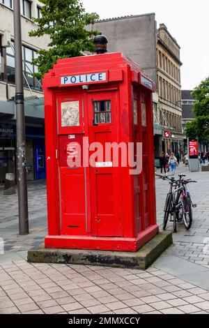 Die berühmte Polizeikiste wurde in Rot gemalt und verkaufte CBD-Öl in der Sauchiehall Street, Glasgow, Schottland Stockfoto