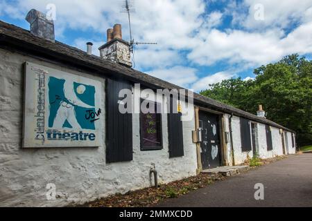 Ehemaliges Cumbernaul Cottage Theatre, jetzt verfallen, Cumbernauld House Park, North Lanarkshire, Schottland. Stockfoto