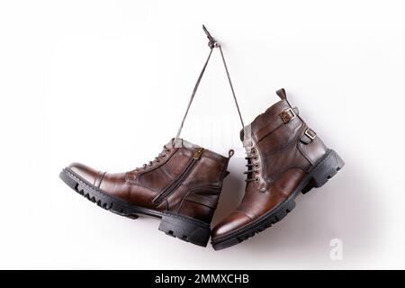 Ein Paar braune Lederstiefel auf weißem Hintergrund. Stockfoto