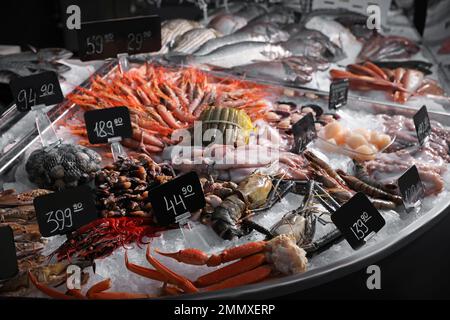 Verschiedene Arten von frischen Meeresfrüchten auf Eis im Supermarkt Stockfoto