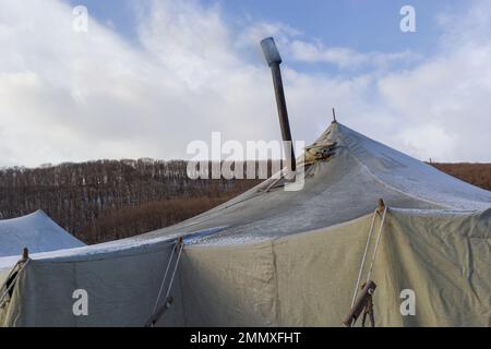 Seile zur Befestigung mobiler Armeezelte. Befestigungselemente vorgefertigter Planenzelte. Stockfoto