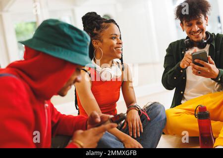 Bild des unteren Teils einer Gruppe verschiedener weiblicher und männlicher Hip-Hop-Tänzer im Studio. Tanz, Rhythmus, Bewegung und Trainingskonzept. Stockfoto