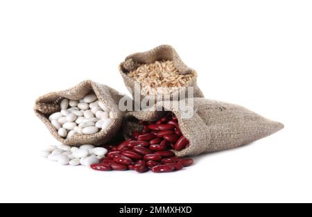 Verschiedene Arten von Hülsenfrüchten auf weißem Hintergrund. Organische Körner Stockfoto