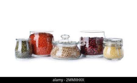 Verschiedene Arten von Hülsenfrüchten und Getreide auf weißem Hintergrund. Organische Körner Stockfoto