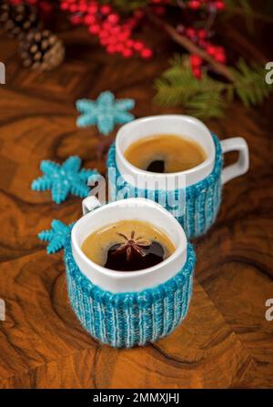 Kaffee in Tassen mit Kardamom und weißen Zucker auf Vintage Holz-Hintergrund Stockfoto