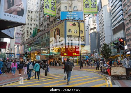 Hong Kong Dezember 2022 - geschäftige Straßenkreuzung und Zebrakreuzung in Causeway Bay Stockfoto