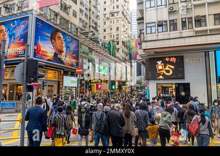 Hong Kong Dezember 2022 - geschäftige Straßenkreuzung und Zebrakreuzung in Causeway Bay Stockfoto