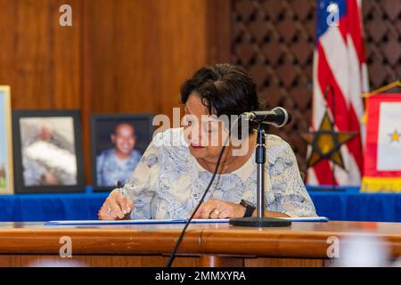 Hagåtña, Guam (Sept 23, 2022) – Guams Gouverneur Lourdes „Lou“ Leon Guerror und LT. Gouverneur Joshua Tenorio veranstalteten im Gouverneurskomplex von Ricardo J. Bordallo eine Proklamationsunterzeichnung mit Gästen des Kommandanten der gemeinsamen Region Marianas, Rear ADM. Benjamin Nicholson, Dr. Marcia L. Gladney und die Teilnahme an Gold Star Families erklären den 22. September zum Gold Star Family Day und den 25. September zum Gold Star Mother’s Day. (USA Navy Fotos von Randall W. Ramaswamy) Stockfoto