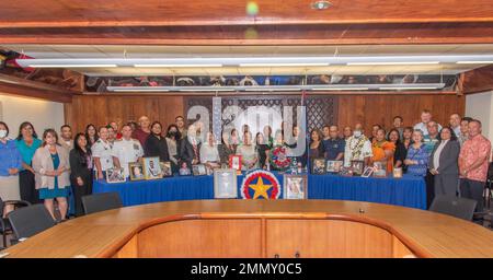 Hagåtña, Guam (Sept 23, 2022) – Guams Gouverneur Lourdes „Lou“ Leon Guerror und LT. Gouverneur Joshua Tenorio veranstalteten im Gouverneurskomplex von Ricardo J. Bordallo eine Proklamationsunterzeichnung mit Gästen des Kommandanten der gemeinsamen Region Marianas, Rear ADM. Benjamin Nicholson, Dr. Marcia L. Gladney und die Teilnahme an Gold Star Families erklären den 22. September zum Gold Star Family Day und den 25. September zum Gold Star Mother’s Day. (USA Navy Fotos von Randall W. Ramaswamy) Stockfoto