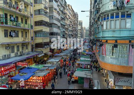 Hongkong - 2022. Dezember - erhöhter Blick auf den Mong Kok Markt Stockfoto