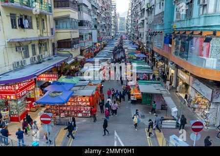 Hongkong - 2022. Dezember - erhöhter Blick auf den Mong Kok Markt Stockfoto