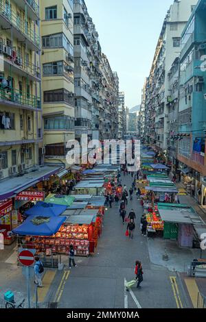 Hongkong - 2022. Dezember - erhöhter Blick auf den Mong Kok Markt Stockfoto