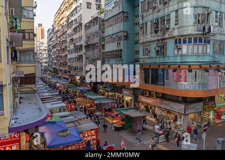 Hongkong - 2022. Dezember - erhöhter Blick auf den Mong Kok Markt Stockfoto