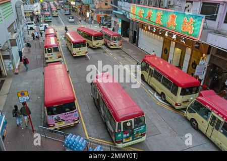 Hongkong - 2022. Dezember - erhöhter Blick auf den Minibus in Mong Kok Stockfoto