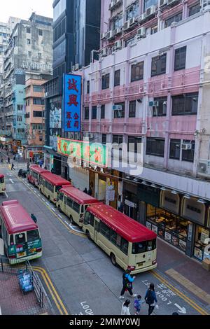 Hongkong - 2022. Dezember - erhöhter Blick auf den Minibus in Mong Kok Stockfoto