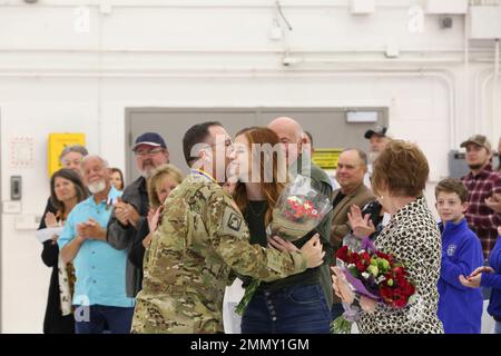 Chief Warrant Officer Five (CW5) die Ruhestandszeremonie von Patrick J. Muenks findet in der Army Aviation Support Facility, Jefferson City, Mo., 23. September 2022 statt. Muenks zog sich nach 41 Jahren engagierter Tätigkeit bei der Nationalgarde der Missouri Army zurück. (Foto der US Army National Guard SPC. Rose Di Trolio.) Stockfoto