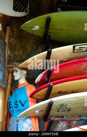 Ein Regal mit Surfbrettern im Verleihgeschäft. Nahaufnahme, Surfbrettdetails. Bali, Indonesien - 03.24.2018 Stockfoto