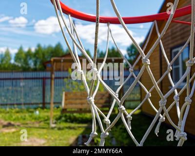 Basketballkorb auf einem selbstgemachten Schild im Dorf Stockfoto