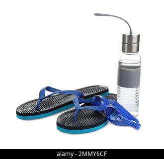 Schwimmbrille, Wasserflasche und Flip Flops isoliert auf weiß Stockfoto