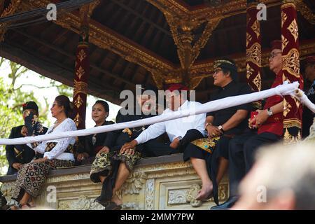 Eine Menge jubelt bei einer königlichen Einäscherungszeremonie auf der Insel Bali. Bali, Indonesien - 03.02.2018 Stockfoto