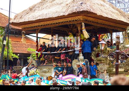 Eine Menge jubelt bei einer königlichen Einäscherungszeremonie auf der Insel Bali. Bali, Indonesien - 03.02.2018 Stockfoto