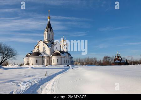 Winterblick auf den Konstantintempel und Helena in Mitino, Moskau. Stockfoto