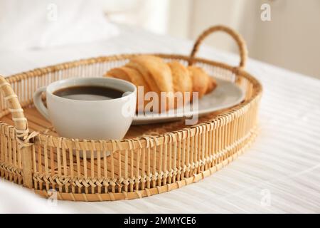 Tablett mit leckerem Frühstück auf dem Bett. Gemütlicher Morgen Stockfoto