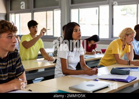 Gruppe von Oberschülern im Klassenzimmer. Lifestyle-Konzept im Bildungswesen Stockfoto