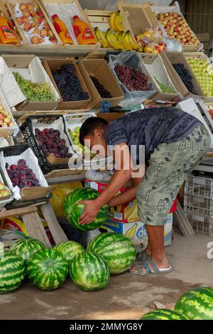 Obst- und Gemüsemarkt entlang der Straße, Kochkor, Kirgisistan Stockfoto