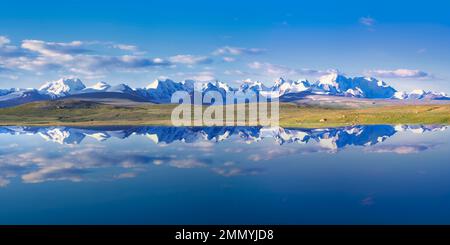 Auch die kaschaalen Berge spiegeln sich in einem alpinen See wider, die Tian Shan-Gebirgskette nahe der chinesischen Grenze, die Naryn-Region, Kirgisistan Stockfoto