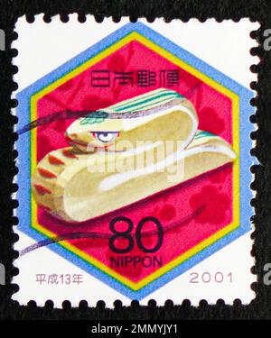 MOSKAU, RUSSLAND - 25. DEZEMBER 2022: In Japan gedruckte Briefmarken zeigen Schlange von Sasanobori (geschnitzte hölzerne Spielzeugschlange), Neujahrsgrüße 2001 - Ye Stockfoto