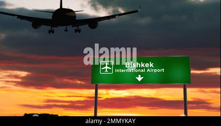 Flugzeugsilhouette Landung in Bischkek, Kirgisistan. Ankunft in der Stadt mit Hinweisschild zum Flughafen und Sonnenuntergang im Hintergrund. Reise und Transport CO Stockfoto