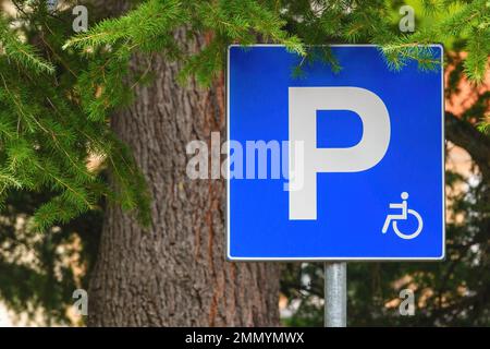 Schild für reservierte europäische Parkplätze, nur Behindertenparkplätze, selektiver Fokus Stockfoto
