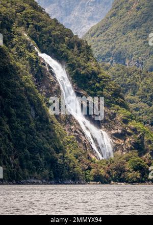 Bowen Falls, die über Felsen in den Milford Sound in Fiordland auf der Südinsel Neuseelands stürzen Stockfoto