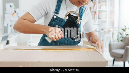 Frau Packkiste, Verpackung und Fracht mit Klebeband für Lieferung, Verkauf und Versand in Werkstatt, Startup-Store und Kreativstudio. Weibliches kleines Unternehmen Stockfoto