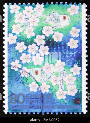 MOSKAU, RUSSLAND - 25. DEZEMBER 2022: In Japan gedruckte Briefmarken zeigen Goldfisch- und Kirschblüte, 30. Jahrestag der diplomatischen Beziehungen zu C Stockfoto