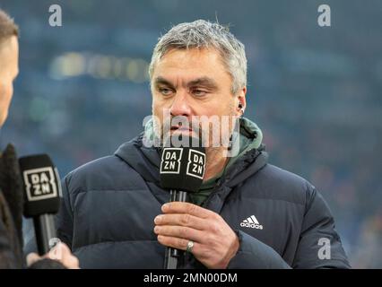 Sport, Fußball, Bundesliga, 2022/2023, FC Schalke 04 gegen 1. FC Köln 0-0, Veltins Arena Gelsenkirchen, Cheftrainer Thomas Reis (S04), interviewt vom Fernsehsender DAZN, DFL-VORSCHRIFTEN VERBIETEN DIE VERWENDUNG VON FOTOS ALS BILDSEQUENZEN UND/ODER QUASI-VIDEO Stockfoto